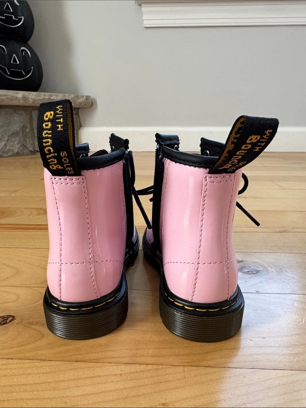 BRAND NEW Dr Martens - size 9c